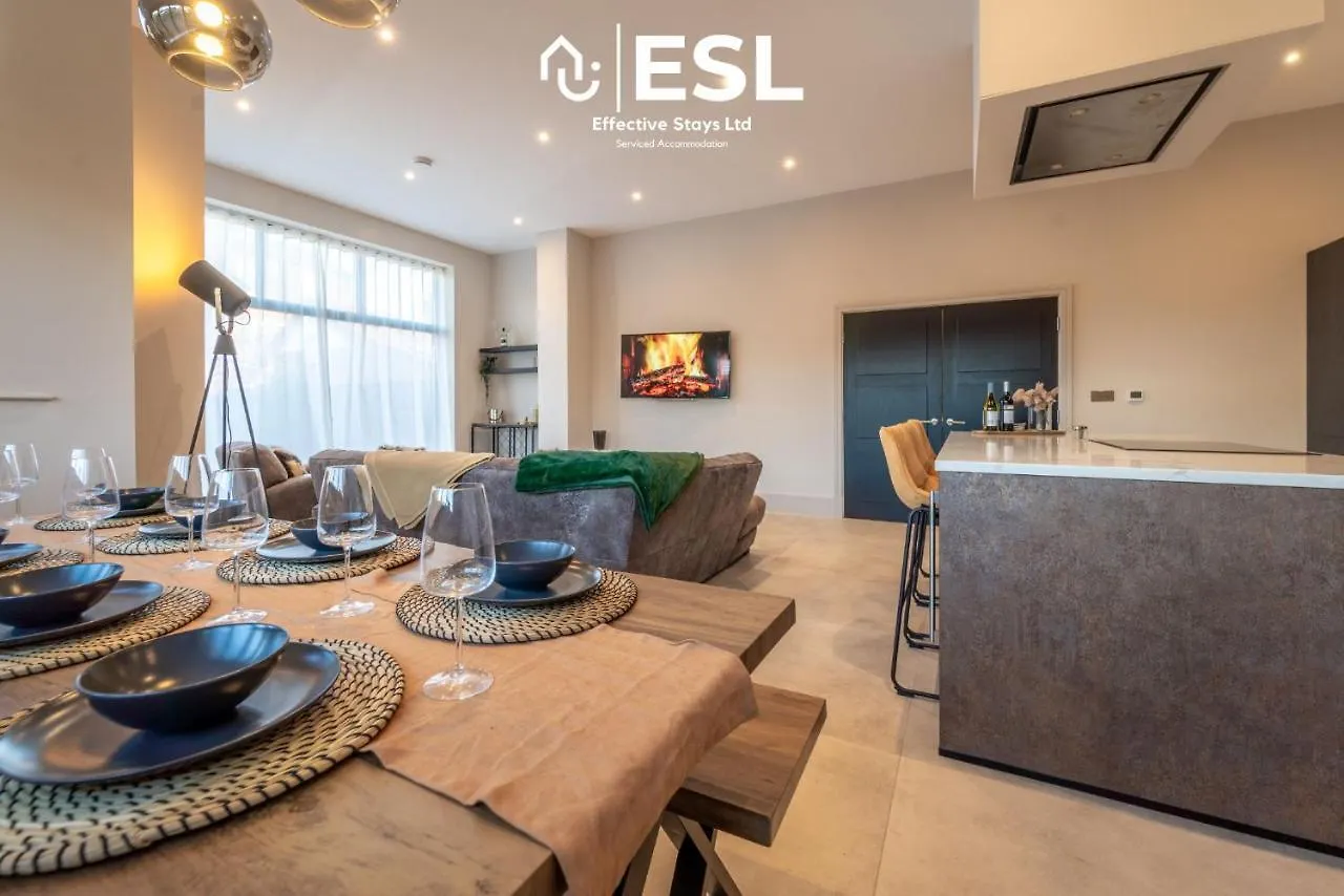 Stunning 4 Bedroom Home Chester 0*,